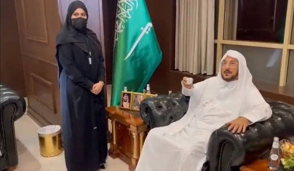 Minister of Islamic Affairs talks to the employee